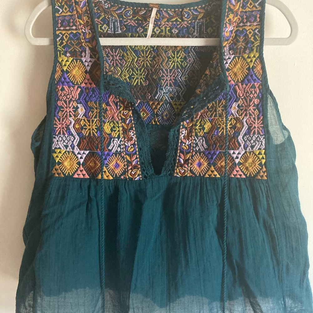 Free People green embroidered swingy tie top. Size L